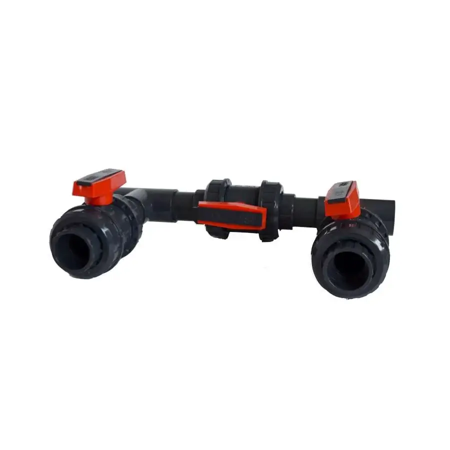 By-pass kit för bygga pool med svart plastslang, röda ventiler och orange-svart klämma